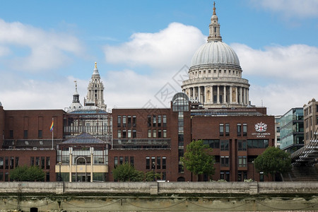 建造伦敦金融城学校门面也称为CLS和伦敦泰晤士河畔城市伦敦金融学校门面也称为和伦敦泰晤士河畔城市贫穷的文化图片