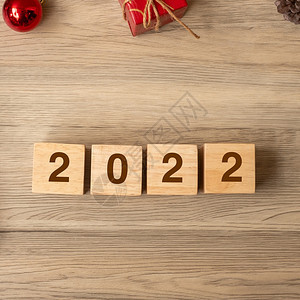 木头桌子20年新快乐圣诞奖章为新起点决议目标计划行动和任务概念礼物图片