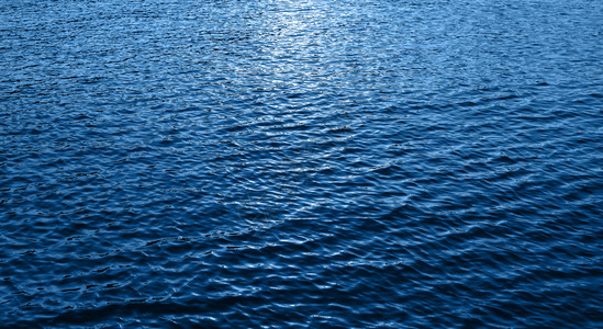 湖洪水体液小浪在海流中移动蓝海水中是深夜太阳蓝色海水TrindyBanner与20年的颜色变化小水波正在移动20年的颜色经典蓝纹图片
