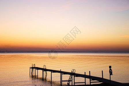 神奇夏天日落时在波罗的海一个浴水码头旁的魔术颜色库尔曼图片