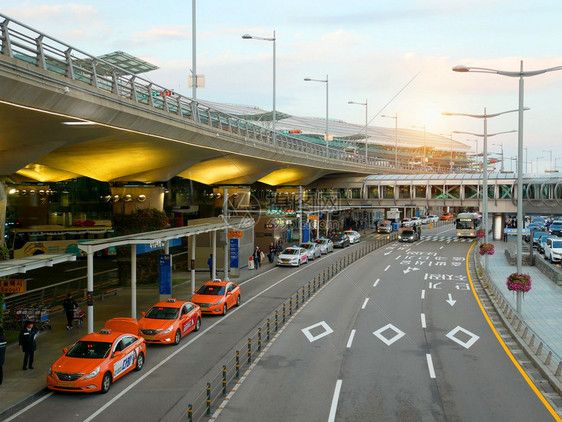 韩国人降落在仁川际机场首尔韩抵达终点站前等待乘客的计程车等候者数内部的图片
