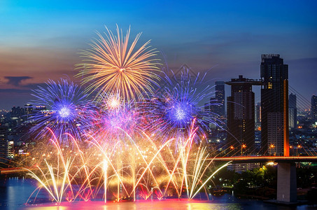 亚洲地标喜庆的曼谷商业区沿河边风景美丽的烟花和以庆祝曼谷城市风景图片