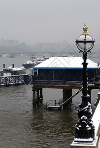 船泰晤士河伦敦英格兰在寒冷的雪天温特斯角日邮政码头图片