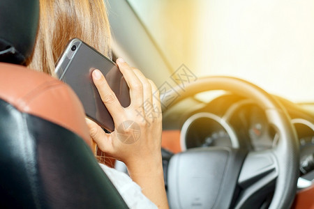 女亚裔妇在路上驾驶汽车使用智能手机在路上导航亚洲图片