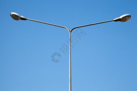 街道生活铝两根灯杆整个腹部背后的蓝色景背景图片
