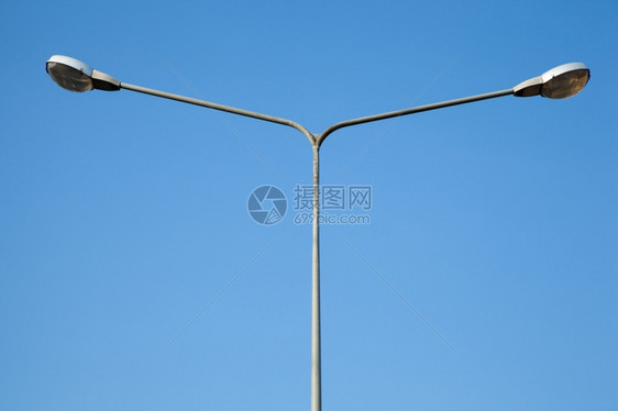 街道生活铝两根灯杆整个腹部背后的蓝色景图片