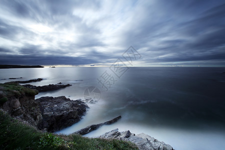 泰勒暮美丽的大西洋康沃尔岛的天空和波浪英格兰图片