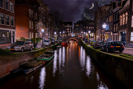 景观桥传统荷兰阿姆斯特丹市风景晚上从荷兰阿姆斯特丹图片