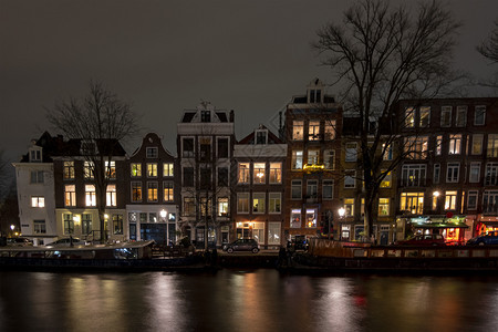 场景荷兰阿姆斯特丹市风景晚上从荷兰阿姆斯特丹历史桥图片