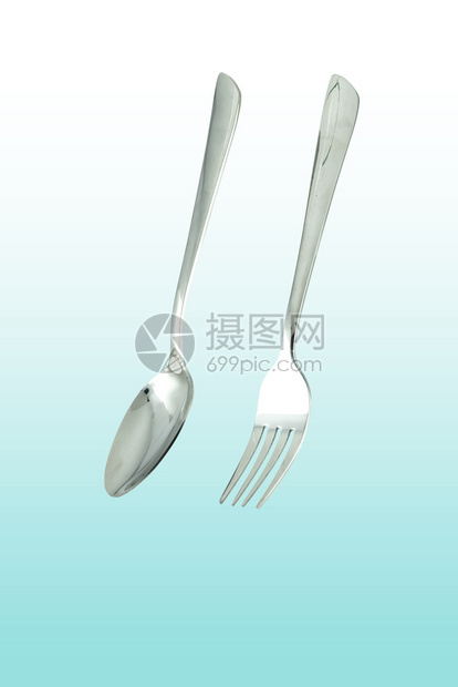 放白和蓝调背景上的叉子勺晚餐语气图片