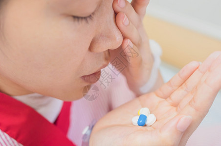 头痛吃药的女患者病人图片