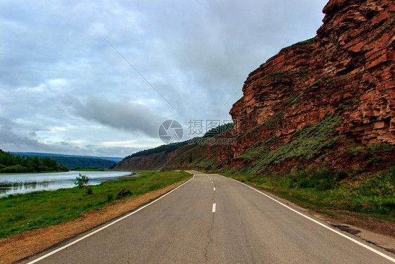 西伯利亚沿山和莱娜河一带的景象道路观沥青夏天图片