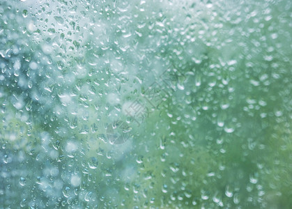 美丽的模糊寒冷玻璃窗纹理上雨滴背景季图片