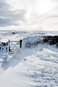 场景Derbyshire峰区雪层覆盖高山峰侦察泰勒图片