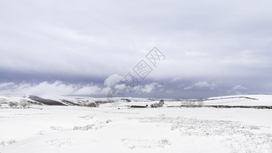 爬坡道旅行Derbyshire峰区雪层覆盖高山峰天空图片