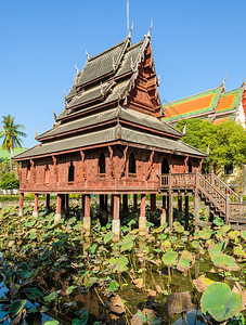 通木头拉差他尼古老的泰国木林寺图片