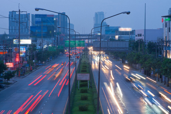 路模糊泰国曼谷的夜间交通灯泰国曼谷暮图片
