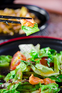 熏制三文鱼沙拉用筷子盘餐厅图片