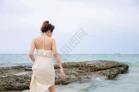美丽的海岸泰国身处滨的有石背景亚洲妇女图片
