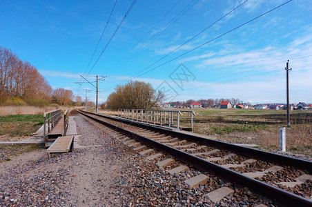 拉伸延到远方的铁路三排钢轨延伸到远方的铁路货物金属图片