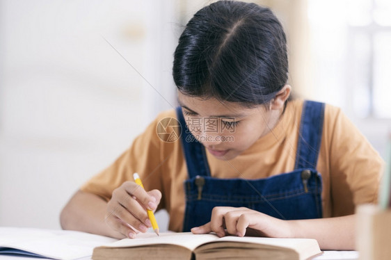 女生在家读书做功课图片