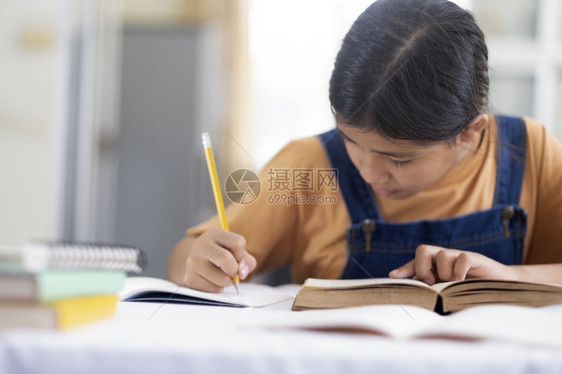 认真学习的女生图片