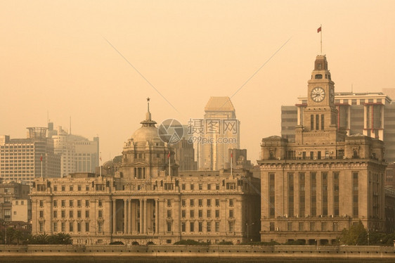 黄昏城市景观外滩从浦东上海亚洲横跨黄浦河的包状天线图片