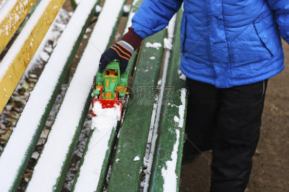 走儿童在第一雪上坐长椅的汽车滚第一场雪萨戈拉幸福图片