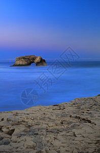 云美国加利福尼亚州圣克鲁斯海滩自然桥岩浪漂浮在地平面上山海洋图片
