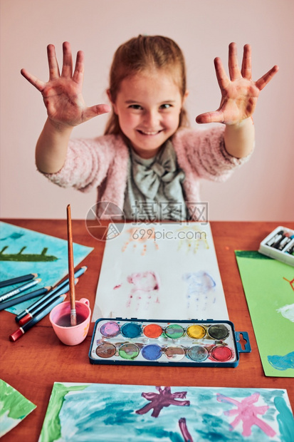 学习孩子有创造力的儿童在课堂艺术上用涂画手在纸上盖印章玩得开心在课堂艺术上用涂画手在纸上贴邮票图片