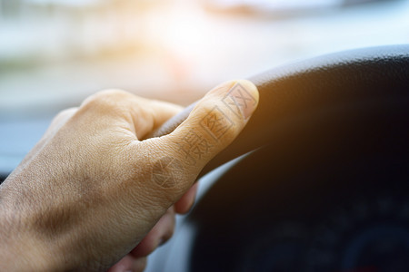仪表盘公路运输高速上的人驾驶车手持方向盘人驾驶车玻璃旅行图片