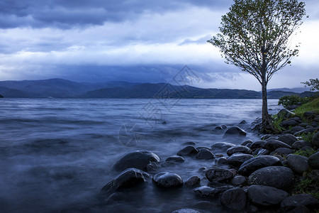 寒冷的岩石托亚霍海道湖的清晨光这是日本北海道最受欢迎的旅游目地之一风景画图片