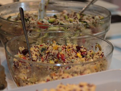 自然橄榄一顿饭MileCerial与玻璃碗里的混合蔬菜图片