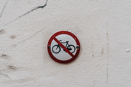 砖禁止的墙上有路牌没自行车骑图片