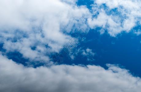 卷云形成与蓝天背景卷云在蓝天自然风明亮的图片