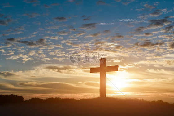 天主教十字的休眠日落背景基督的木头星期五橙图片