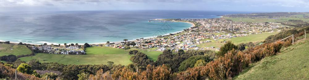 蓝色的天位于澳大利亚维多州MarrinersLookout的海岸线全景图图片