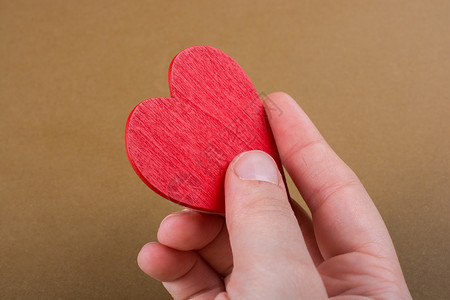 红色的婚礼在虚纸上手握的红心形状物体有创造力的图片