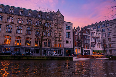 历史水景观日落时荷兰阿姆斯特丹勒尔河沿岸传统住房图片