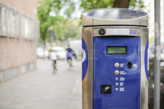 户外添加城市街道上的机器停车场警告图片