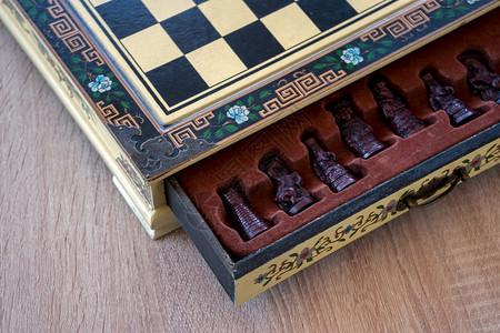 打败木头赢装有花板饰的漂亮盒子开有象棋首饰的抽屉图片