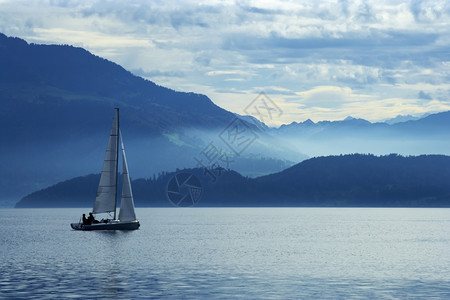 冷静的楚格在瑞士祖湖上航行背景是阿尔卑斯山脉天空图片