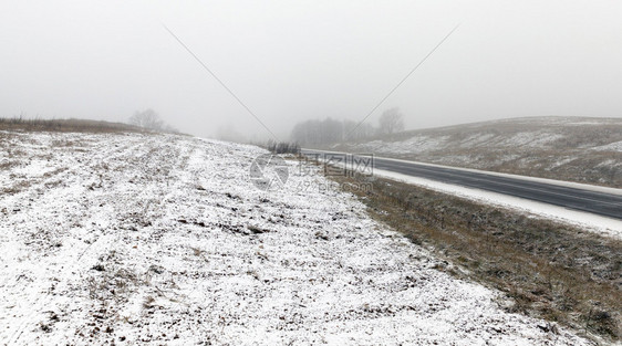 冬季的阿灰路下雪和冻霜冬路山丘的季风景寒冷降雪农村图片