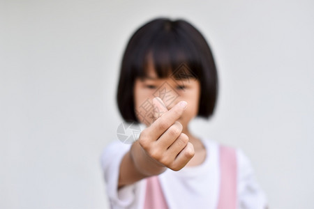 手势疾病天儿童女孩亲手制作小心爱与幸福概念有选择地关注问题图片