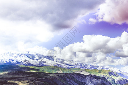 云下山雪峰的多彩景色丘陵雾路段冒险图片