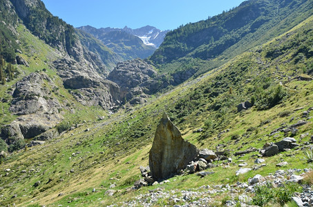 欧洲的红色瑞士特里夫冰川附近山地景象图片