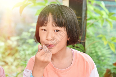碗女孩握着勺子吃冰淇淋的亲手缝合重点突出亚洲人可选择的图片