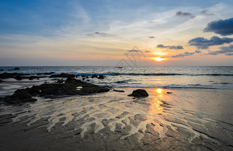 热带岩石海滩日落有美丽的云景天空线日出水黎明图片