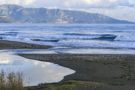 安塔利亚Finike区山和海景土耳其人岩石海滩图片