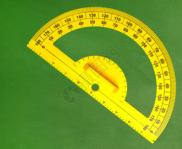 量角器简单的课堂绿色黑白板上的黄角抽动器图片